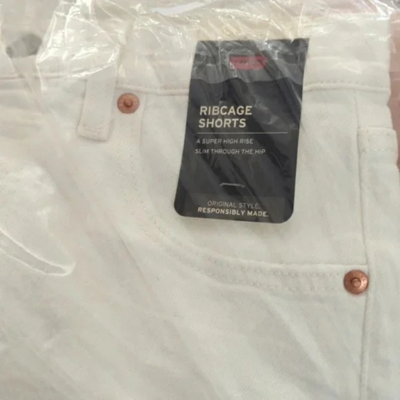 Levi's Ribcage Off White Shorts - Picture 6 of 6